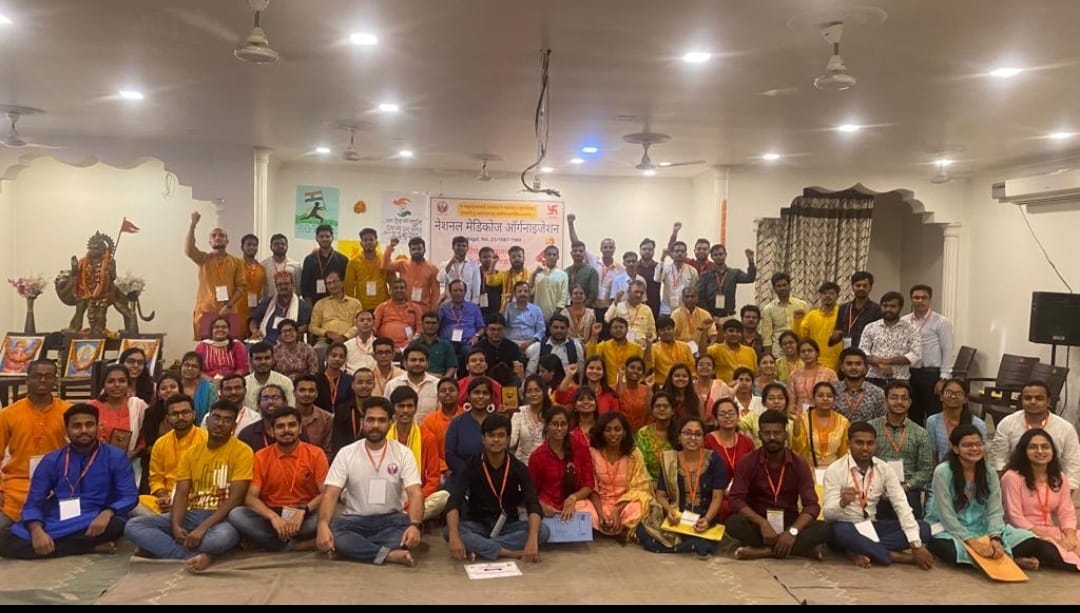 NmoBihar's tweet photo. 10/09/22 और 11/09/22 को विजय निकेतन, पटना में बिहार प्रांत का अभ्यास वर्ग संपन्न हुआ। 
बिहार और रांची से कुल -> 13 मेडिकल कॉलेज
कुल लोग सम्मिलित -> 119 (35 छात्राएं, 61 छात्र और 32 डॉक्टर)
@NMOBharat @drvkbhu #nmo #nmobihar #medicos #doctors #mbbs #medicolife
#AbhyashVarg 
#Bihar https://t.co/LHJ8XTdzVA