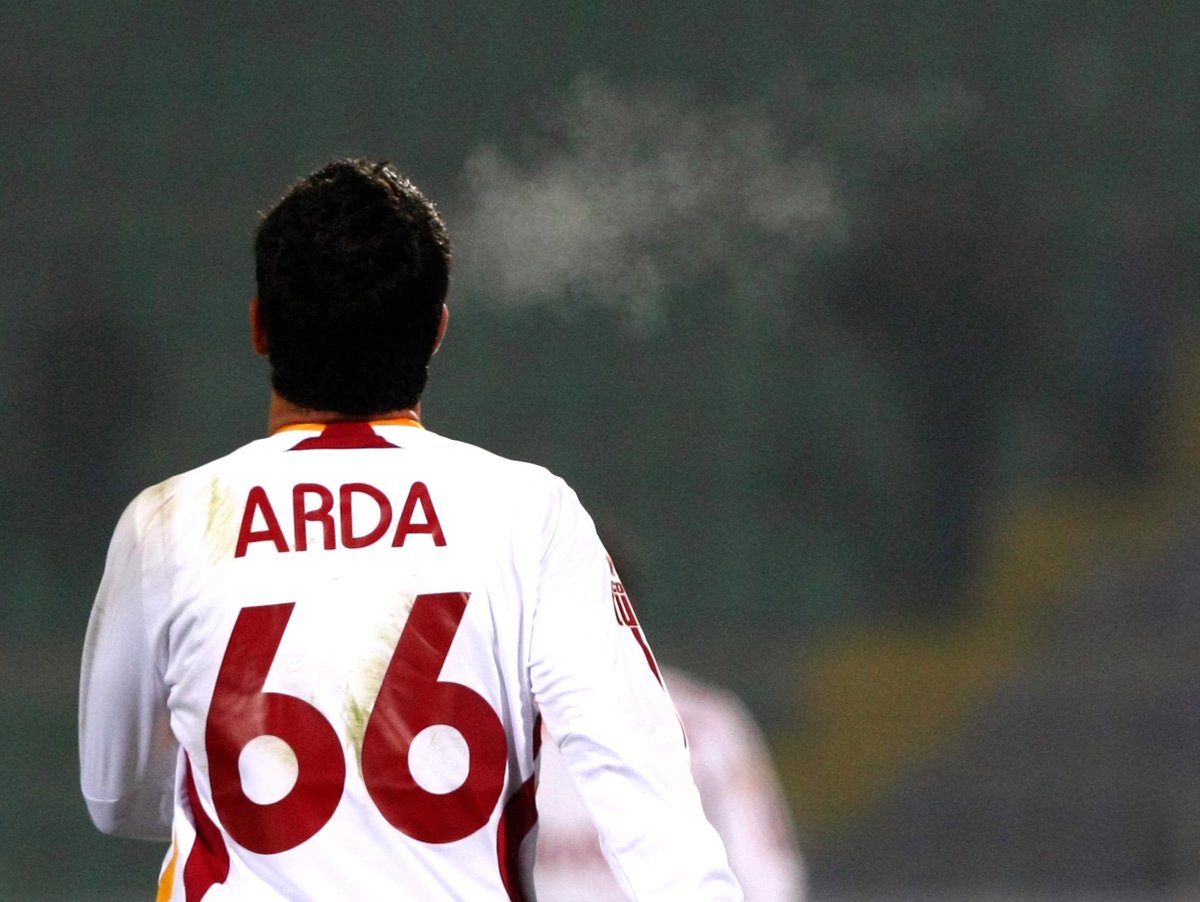 Ne paralar ne teklifler aldı ama o hiçbir zaman Galatasaraylı kimliğinden vazgeçmedi. Kimsenin yanına bile yaklaşamadığı hayalleri gerçekleştirdi. Biz senden razıyız, aklımızda hep böyle kal 👏