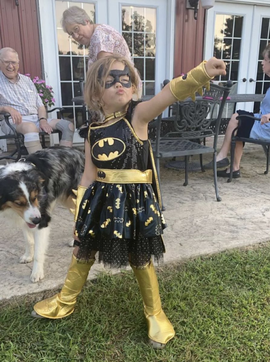 amy_ehrich's tweet photo. Headin’ into Monday like my love Avery!🦹‍♀️🦸‍♀️ https://t.co/IMhYll4v44