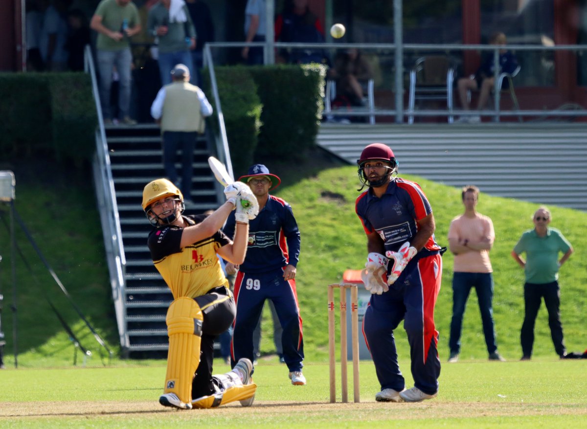 KNCBcricket's tweet photo. 🟠Outsider HCC verovert verrassend de landstitel. Sparta 1888 ook volgend seizoen in de topklasse! Check het verslag van de finales. https://t.co/9tEzcWbOfB
Foto: HCC’er Hidde Overdijk haalt uit voor zes runs (foto: Catch of the Day BV) https://t.co/qL7m7odqte