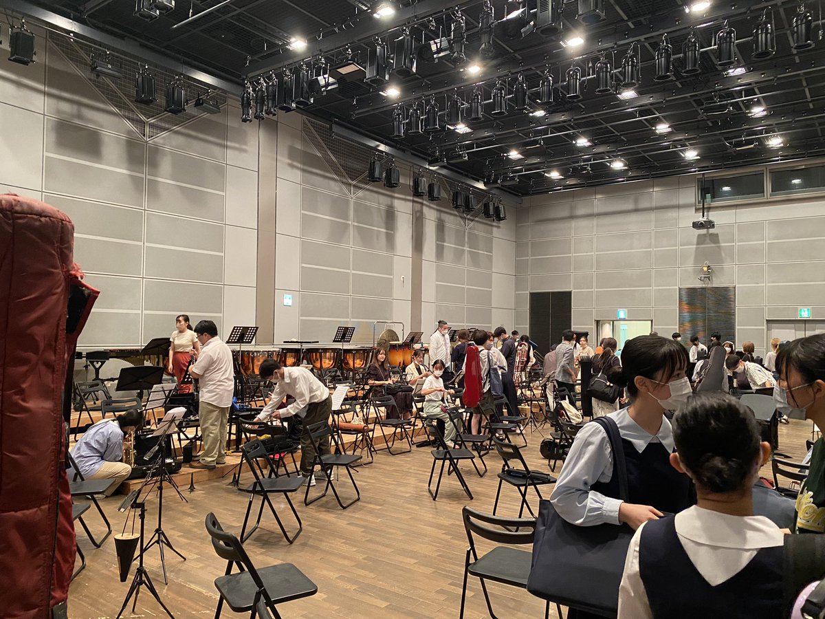 ihudodo_HM's tweet photo. 本日から大植英次さんの指揮のもと本番1週間前の合奏練習が始まりました。
夜遅くまでの練習お疲れ様でした！写真は練習後の様子です。 https://t.co/yQKtBDzBbP
