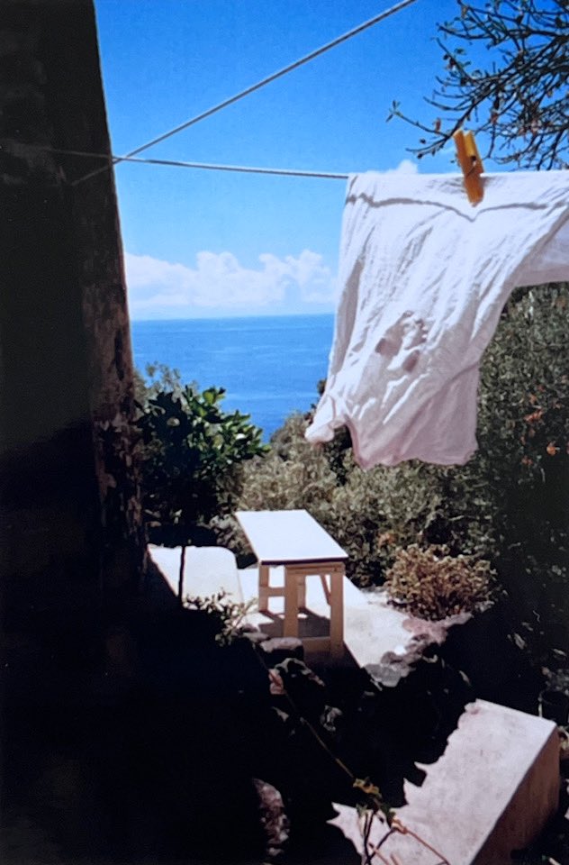 EleBraghieri's tweet photo. Vorrei dare anch’io il mio piccolo contributo al topic “primo giorno di scuola”: il tavolo della matematica, Alicudi, casa 3 Archi. Da qui forse le tabelline riescono più facili. #35mm https://t.co/I2WLCkO3Ln