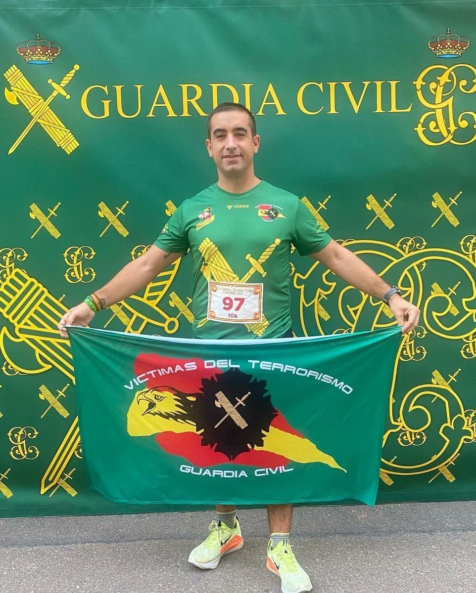MqGuardiaCivil's tweet photo. Los compañeros de la Asociación Víctimas del Terrorismo no pudieron faltar a la III Correría Popular de la #GuardiaCivil en #Zaragoza Llegada de los #10k y #AndadaPopular
#crossfit #crossfitter #crossfitespaña #crossfitaddict #running #runner #crossfitfamily #training https://t.co/lJL26eHN39