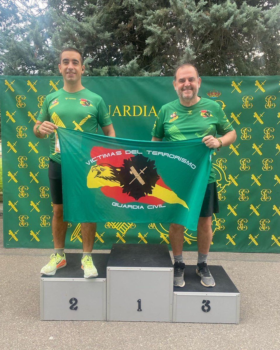 MqGuardiaCivil's tweet photo. Los compañeros de la Asociación Víctimas del Terrorismo no pudieron faltar a la III Correría Popular de la #GuardiaCivil en #Zaragoza Llegada de los #10k y #AndadaPopular
#crossfit #crossfitter #crossfitespaña #crossfitaddict #running #runner #crossfitfamily #training https://t.co/lJL26eHN39