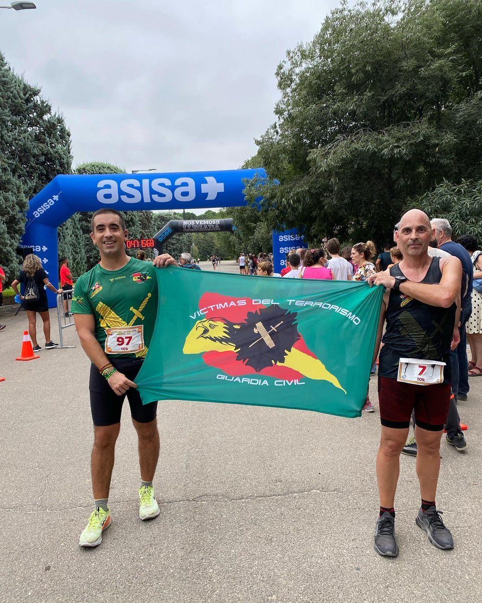 MqGuardiaCivil's tweet photo. Los compañeros de la Asociación Víctimas del Terrorismo no pudieron faltar a la III Correría Popular de la #GuardiaCivil en #Zaragoza Llegada de los #10k y #AndadaPopular
#crossfit #crossfitter #crossfitespaña #crossfitaddict #running #runner #crossfitfamily #training https://t.co/lJL26eHN39