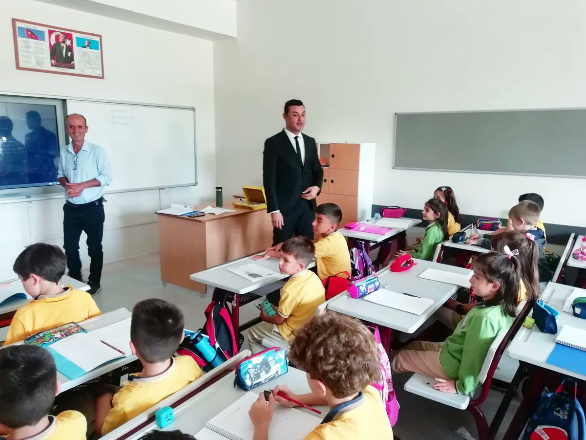 EyupsultanMem's tweet photo. İlçe Millî Eğitim Müdürümüz Sayın Alper Asım Özer @NejatSabuncu İlkokulu'nu ziyaret ederek öğretmenlerimize ve öğrencilerimize başarı dileklerinde bulundu.

📍Eğitimde Yeni Dönem
🏫👨‍🏫👩‍🏫👫📚✏️

@tcmeb @memleventyazici @alperasimozer @istanbulilmem https://t.co/SgV983wta9