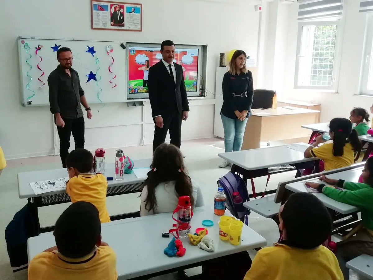 EyupsultanMem's tweet photo. İlçe Millî Eğitim Müdürümüz Sayın Alper Asım Özer @NejatSabuncu İlkokulu'nu ziyaret ederek öğretmenlerimize ve öğrencilerimize başarı dileklerinde bulundu.

📍Eğitimde Yeni Dönem
🏫👨‍🏫👩‍🏫👫📚✏️

@tcmeb @memleventyazici @alperasimozer @istanbulilmem https://t.co/SgV983wta9