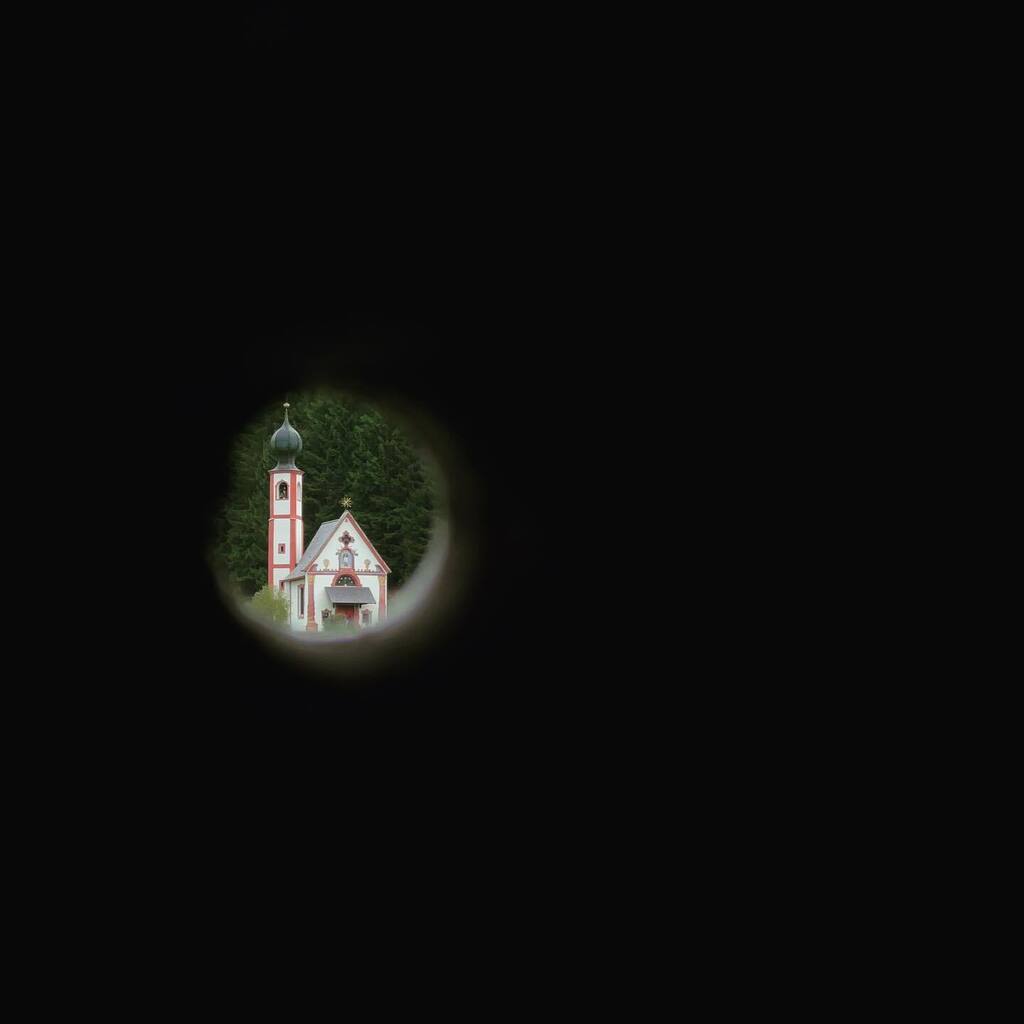 samskeyti79's tweet photo. Non vedo un tubo. #sudtirol #valdifunes #altoadige #italy #minimal #minimalism #lookingthrough #church https://t.co/tS1tBbCam9 https://t.co/hcyPhdQ05c