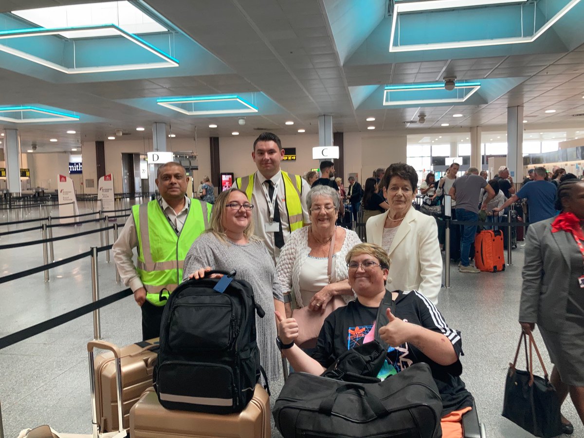 adelemarie1990's tweet photo. @GatwickStation @Gatwick_Airport  the OnTrak guys helping from Gatwick South Terminal were so funny and helpful, made our morning ❤️ Thank you wish I knew their names to be able to tag them in this! https://t.co/gN2c3n8QF2