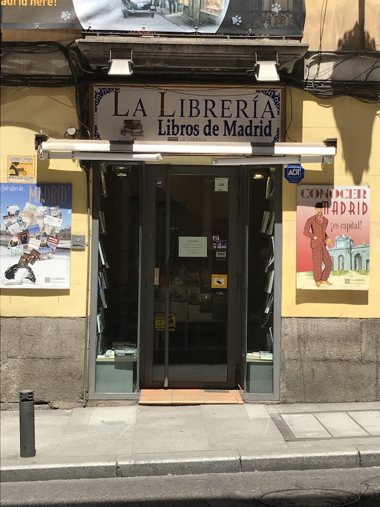 libreriasmadrid's tweet photo. Hemos perdido a un gran compañero. 🖤📚
Miguel Tébar supo ver lo importante que era ofrecer a los lectores todo lo que se publicaba sobre Madrid. Y, no contento con eso, editó sus propios libros, sobre la ciudad y la región.
Un abrazo para toda su familia y amigos. 
#DEP https://t.co/WzEhitan89
