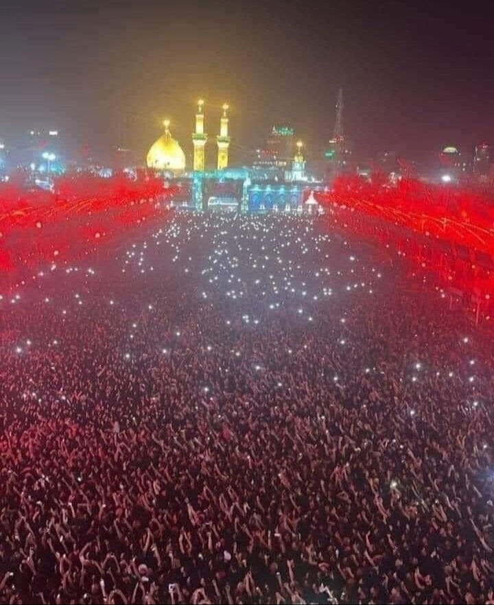 nazHANENS's tweet photo. طوری هوش و حواس عالم به حسینه💔
که نه گرما ، نه عطش نه حتی خستگی و مشقتِ مسیر اهمیتی نداره
انگار که فرمانِ مغزها با حسین ع است
تا ثابت کنن که دیگر حسین ع تنها نیست
#حب_الحسین_یجمعنا https://t.co/IqoYQa2AWB