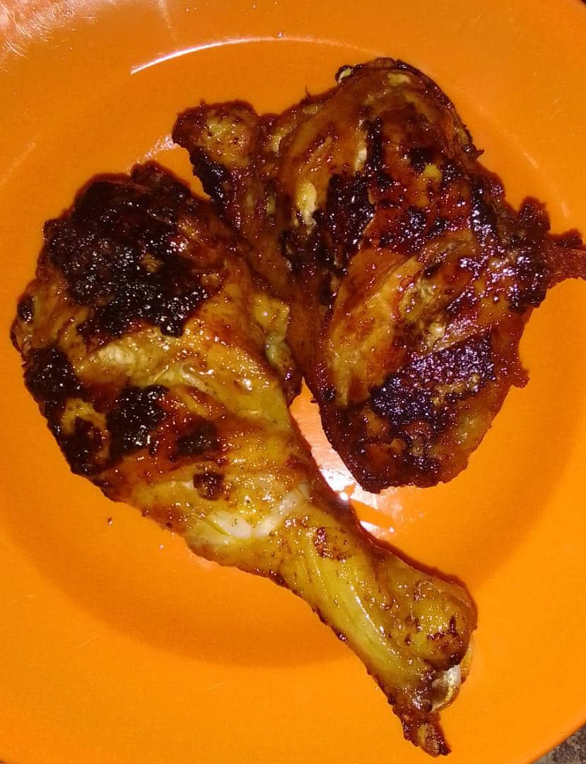 hanim2014's tweet photo. Anak meragam nak makan ayam madu , tapi makan sikit2 tak puas kan..

Mujur ada rempah Aymasos, satu pek boleh terus dua ekor ayam😋

Jimat berbaloi2, puas hati makan👍👍 https://t.co/ekQnDjgmnv
