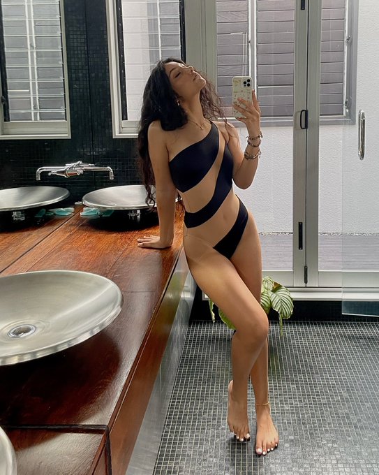 i am alive https://t.co/J5zFQM396j<a href="/tag/spookyszn"class="tags"><span>#spookyszn</span></a>