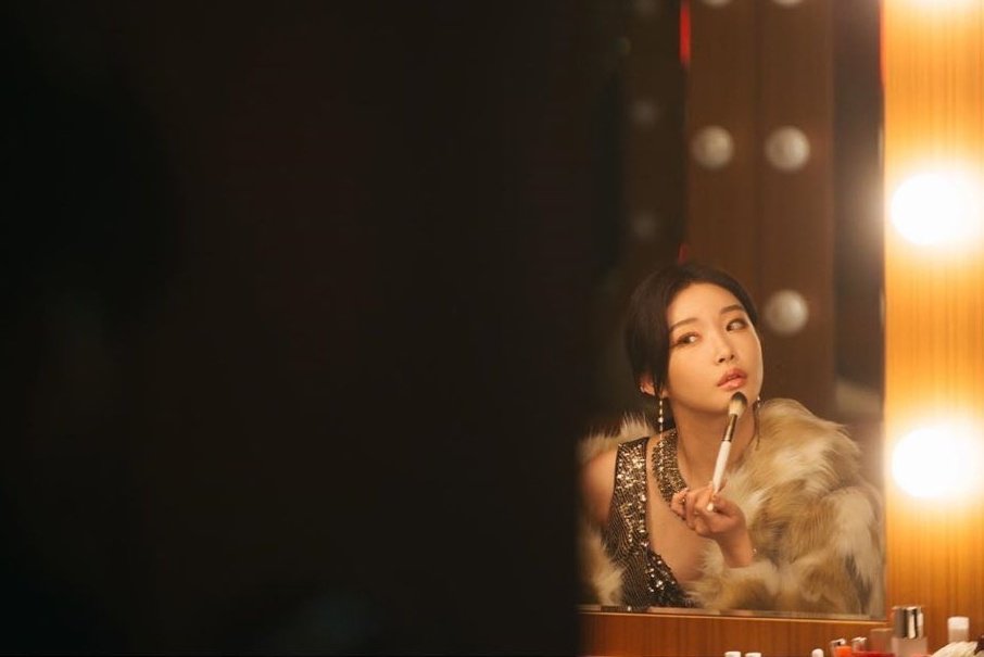 chunghazone's tweet photo. chungha as hollywood superstar https://t.co/ZKUKO7iv4J
