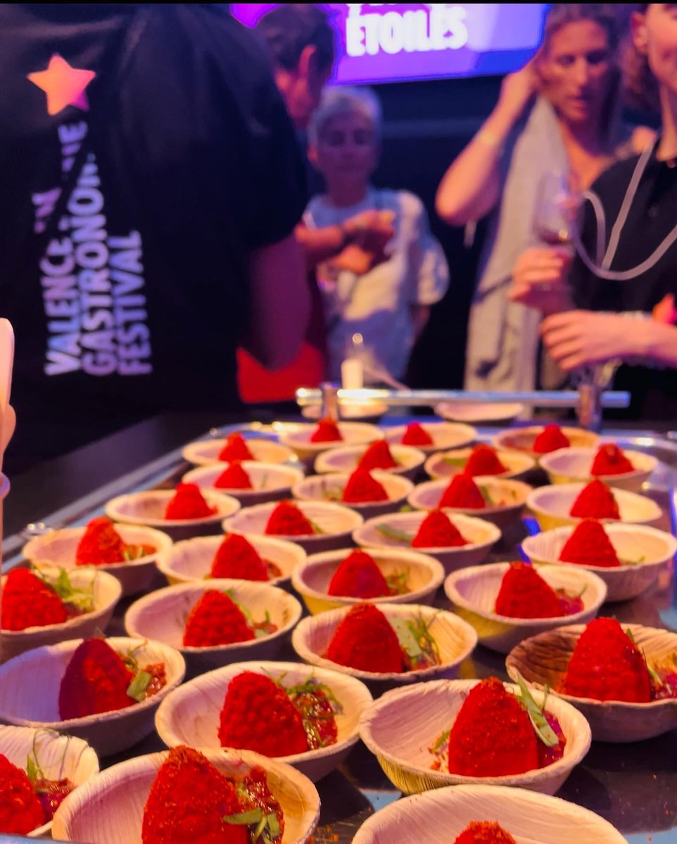 Retour en images sur la soirée « La Nuit des Étoiles » à Valence. Les gourmands et gourmets ont découvert le dessert de notre Chef pâtissier <a href="/CedricPerret5/">Cedric Perret</a>  perret « La Framboise herbacée-estragon, agastache, anis », en dégustant le vin « Les hauts de Dessert » de <a href="/iLoveClairette/">Jaillance</a>