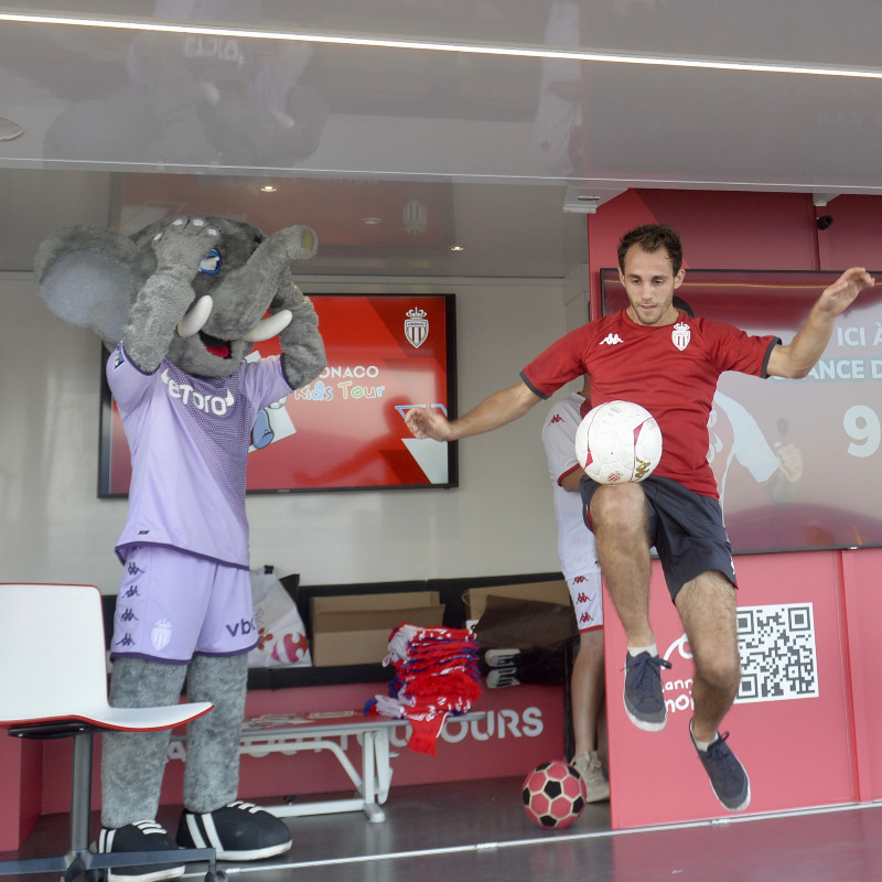 AS_Monaco's tweet photo. Lancé ce dimanche, l’𝗔𝗦 𝗠𝗼𝗻𝗮𝗰𝗼 𝗞𝗶𝗱𝘀 𝗧𝗼𝘂𝗿 a rassemblé les jeunes amoureux du Club, en marge de la rencontre #ASMOL. 👨‍👩‍👧‍👦

Notre attaquant, @myron_boadu était, aussi, de la partie. ✍️⤵️