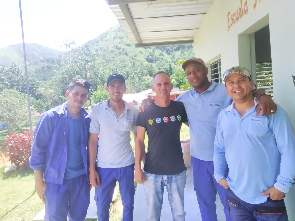 dany_sn5's tweet photo. Ni las difíciles condiciones ni los complicados accesos, frenan a una tropa decidida a recibir la sonrisa gratificante de nuestros clientes. En @ETECSA_Cuba #Artemisa se trabaja incansablemente 💪 https://t.co/oZoLcuxydv