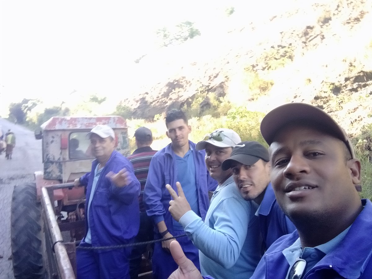 dany_sn5's tweet photo. Ni las difíciles condiciones ni los complicados accesos, frenan a una tropa decidida a recibir la sonrisa gratificante de nuestros clientes. En @ETECSA_Cuba #Artemisa se trabaja incansablemente 💪 https://t.co/oZoLcuxydv