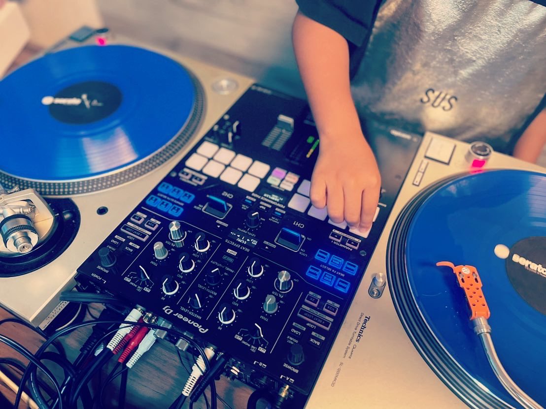 RYUSAY_official's tweet photo. DJ lesson🔥🎧✨
S9の使い方を教えてもらいました!
#RYUSAY
#dj #小学生dj
#dj練習
#kidsartist https://t.co/ffpcV5pZBi