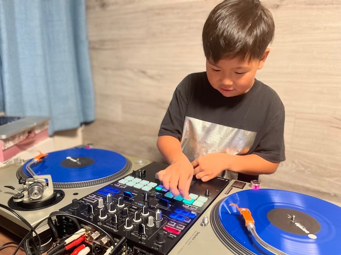 RYUSAY_official's tweet photo. DJ lesson🔥🎧✨
S9の使い方を教えてもらいました!
#RYUSAY
#dj #小学生dj
#dj練習
#kidsartist https://t.co/ffpcV5pZBi