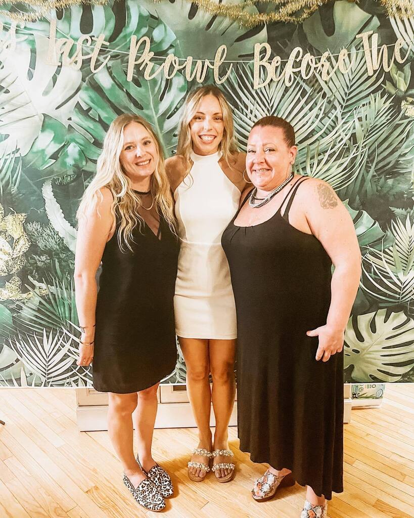 dressesdaylight's tweet photo. It’s my sister’s BIRTHDAY!!!! 🥳 Everyone go wish @karolynwoodbriar and big HAPPY BIRTHDAY!!! ♥️❤️💜 https://t.co/cJquywClT1 https://t.co/Xb5bDL9ysA