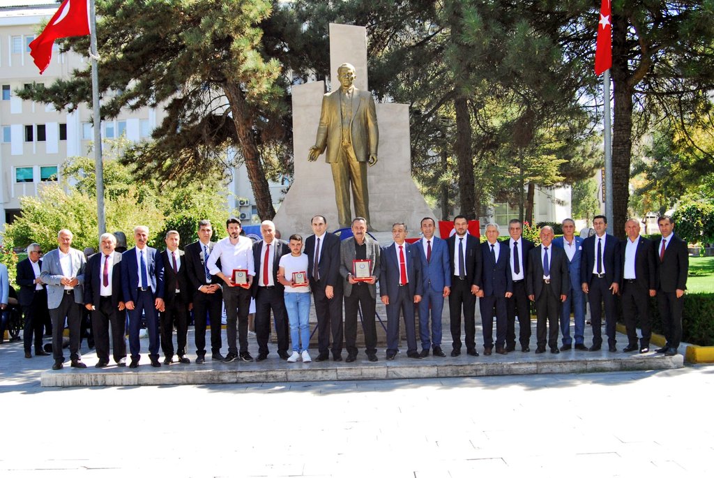 Ahilik Haftası Kutlu Olsun
Başkanımız Sn.<a href="/isaberge65/">İsa Berge</a> Van Vali Yardımcımız Sn.Ahmet Tozlu, oda başkanlarımız,yönetim kurulu üyelerimiz ve davetliler ile birlikte, Ahilik Haftası programına katıldı.Tüm esnaf ve sanatkarlarımızın Ahilik Haftası'nı yürekten kutluyoruz
<a href="/tcvanvaliligi/">T.C. Van Valiliği 🇹🇷</a>