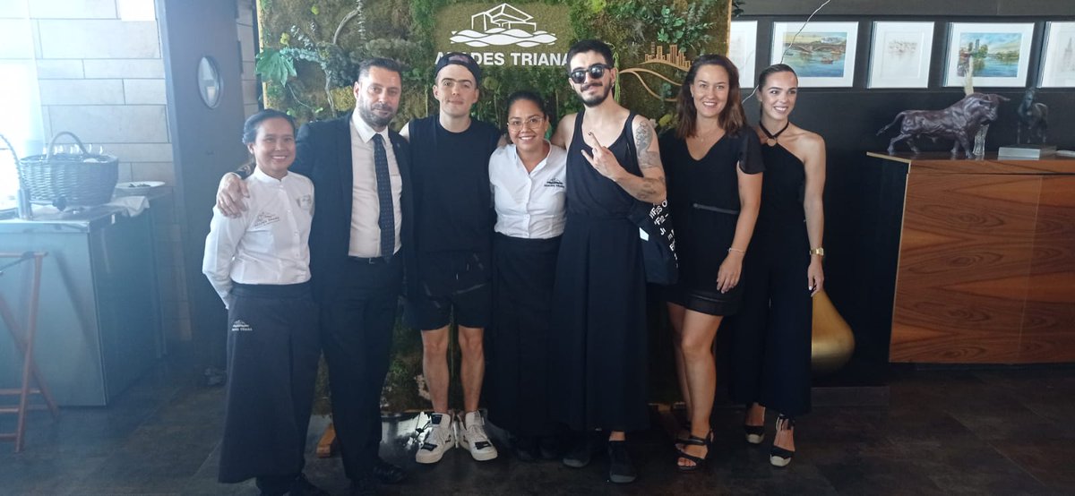 ¡𝐀𝐛𝐚𝐝𝐞𝐬 𝐓𝐫𝐢𝐚𝐧𝐚 sigue siendo el restaurante elegido de las estrellas! ⭐️

En esta ocasión, el grupo de música <a href="/MoratBanda/">Morat</a>  🎤 estuvo disfrutando de un almuerzo con nuestras vistas en su visita a #Sevilla. 👏

¡Gracias por elegirnos! 💖