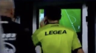 JuventinoMC's tweet photo. It took the referee 8 secs to disallow a last min game winning goal. The VAR crew showed him 2 picture angles, not even capturing the full width of the field and incorrectly drawing the offside line. The referee then gives Allegri a red card for arguing that his call was wrong. https://t.co/x90LIHDQpl