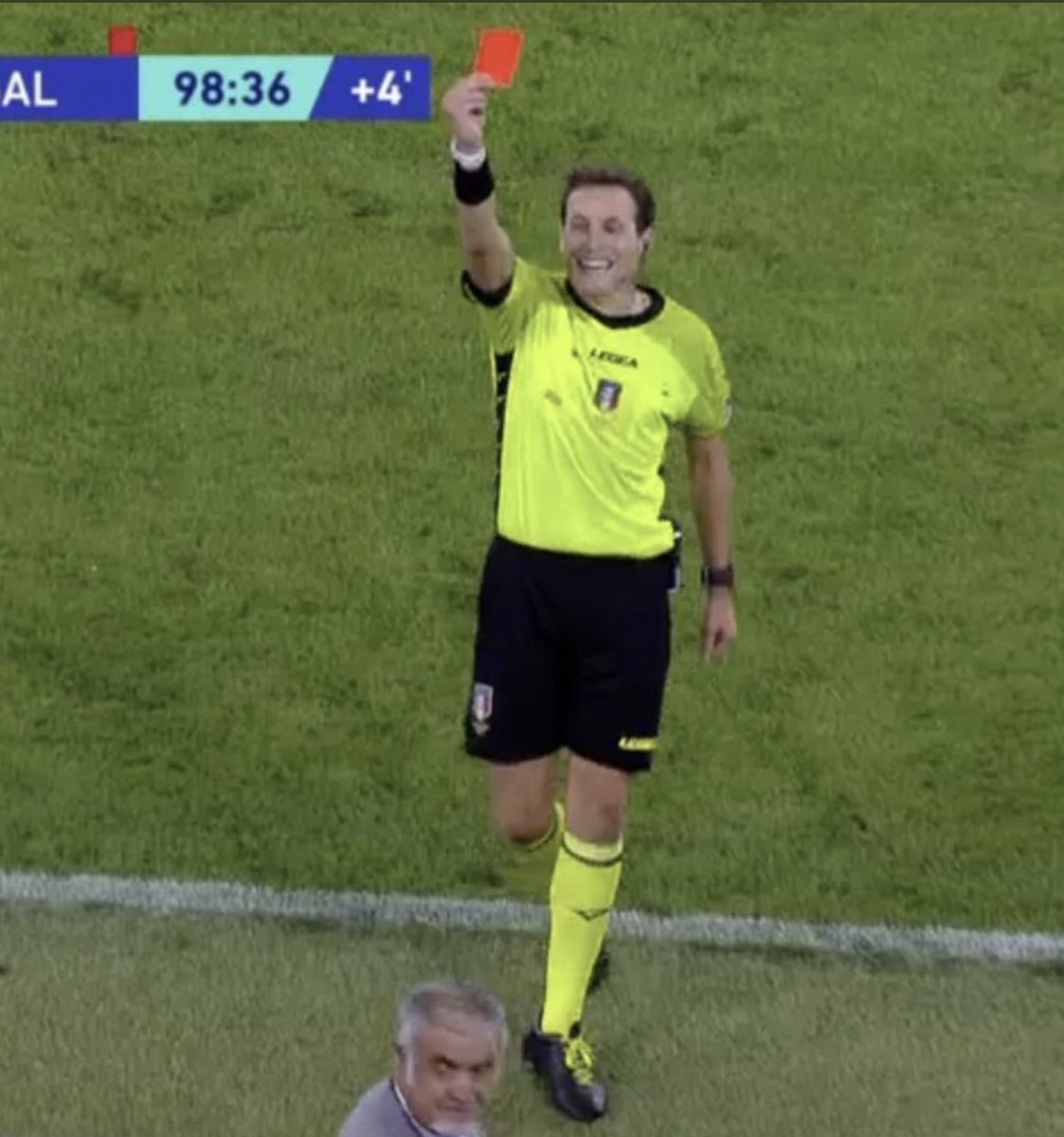 JuventinoMC's tweet photo. It took the referee 8 secs to disallow a last min game winning goal. The VAR crew showed him 2 picture angles, not even capturing the full width of the field and incorrectly drawing the offside line. The referee then gives Allegri a red card for arguing that his call was wrong. https://t.co/x90LIHDQpl