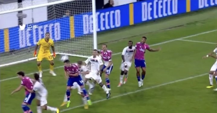 JuventinoMC's tweet photo. It took the referee 8 secs to disallow a last min game winning goal. The VAR crew showed him 2 picture angles, not even capturing the full width of the field and incorrectly drawing the offside line. The referee then gives Allegri a red card for arguing that his call was wrong. https://t.co/x90LIHDQpl
