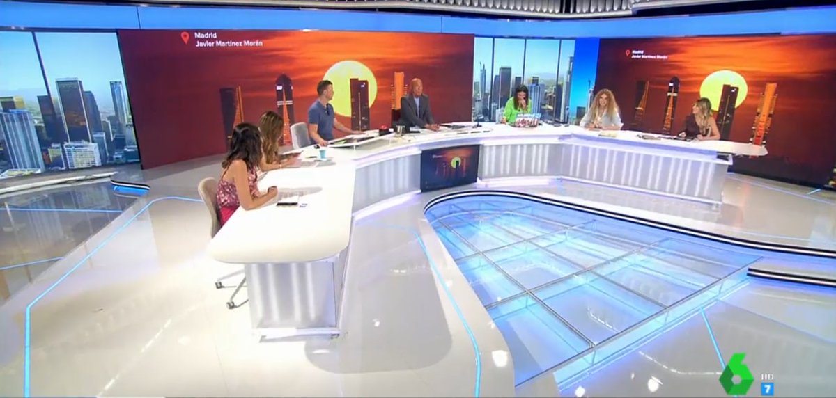 jmartinezmoran's tweet photo. Hola!  Me alegro muchísimo de que os haya encantado mi trabajo...
Me podríais decir con quién tengo que hablar para poder hacer una factura por el uso de mi vídeo?  
@AruserosLaSexta @ProdAruserosL6 @laSextaTV https://t.co/6qoyueh7Lu