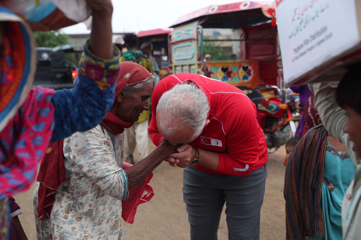 drkerem's tweet image. Teyzem asırlık çınar ama afet belliki onu sallamış. Yardımlarımızı dağıtırken yalnız geldi, ama taşıyacak takati yoktu. Çadırına kadar el attık, yolda dert yandı, ağladı. Evi ve her şeyi suların altında kalmış. Halimize şükür, siz kalkıp gelmişsiniz, imtihan dedi
Evet imtihanımız