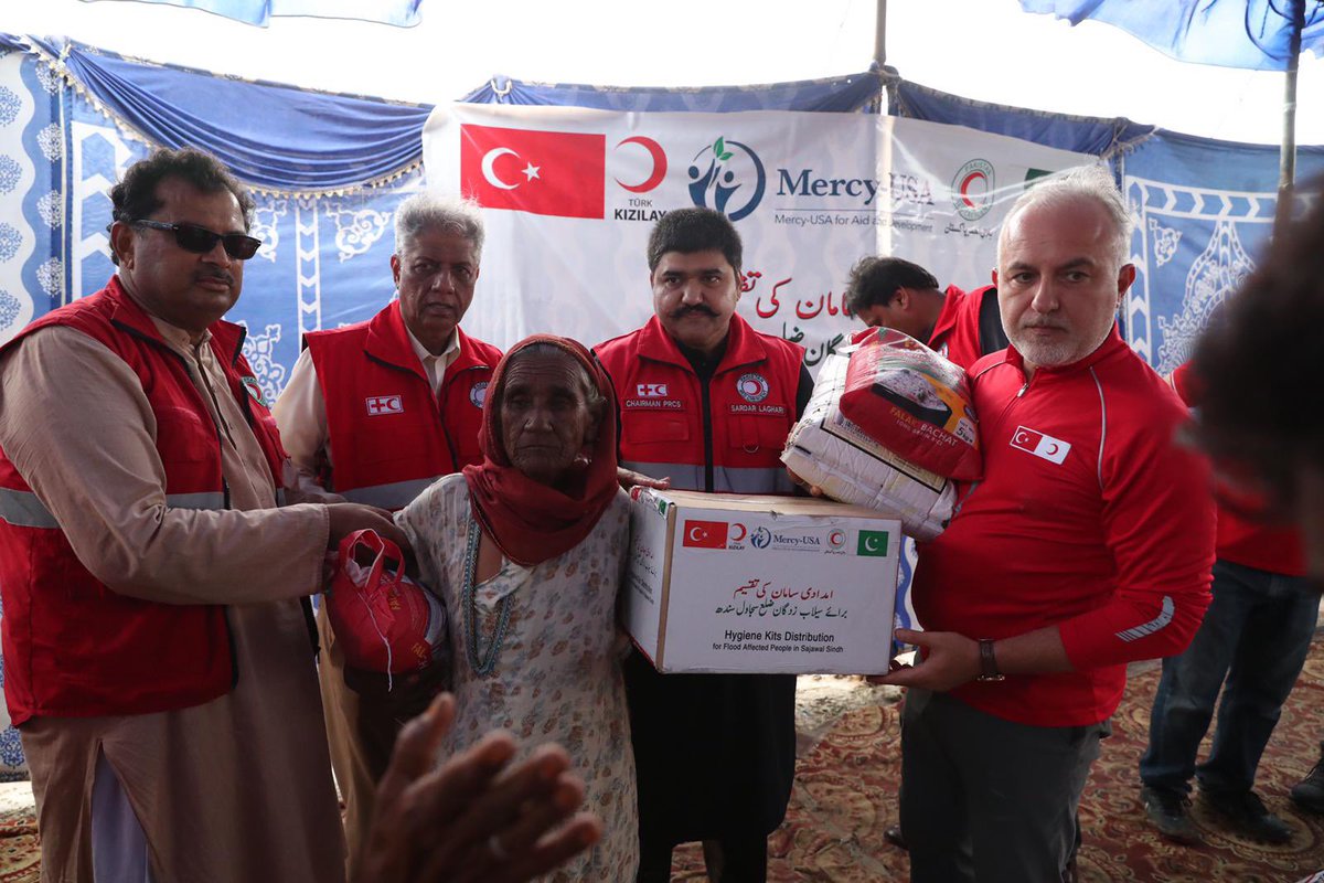 drkerem's tweet image. Teyzem asırlık çınar ama afet belliki onu sallamış. Yardımlarımızı dağıtırken yalnız geldi, ama taşıyacak takati yoktu. Çadırına kadar el attık, yolda dert yandı, ağladı. Evi ve her şeyi suların altında kalmış. Halimize şükür, siz kalkıp gelmişsiniz, imtihan dedi
Evet imtihanımız