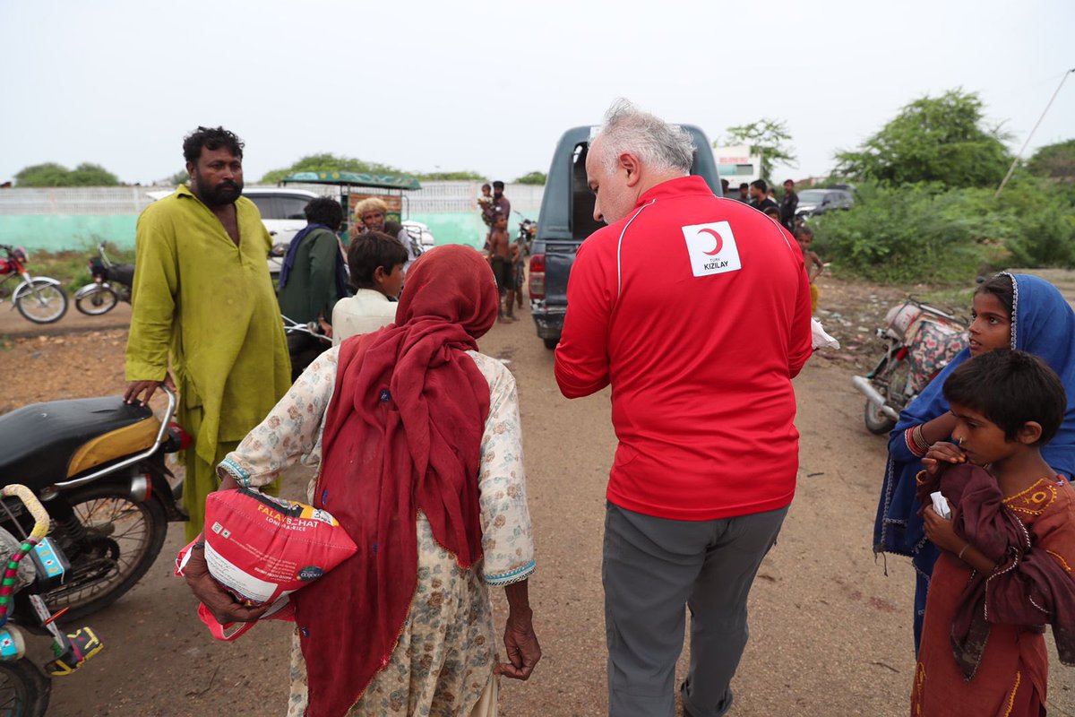 drkerem's tweet image. Teyzem asırlık çınar ama afet belliki onu sallamış. Yardımlarımızı dağıtırken yalnız geldi, ama taşıyacak takati yoktu. Çadırına kadar el attık, yolda dert yandı, ağladı. Evi ve her şeyi suların altında kalmış. Halimize şükür, siz kalkıp gelmişsiniz, imtihan dedi
Evet imtihanımız