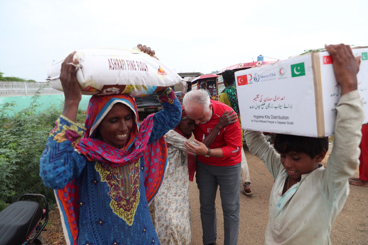 drkerem's tweet image. Teyzem asırlık çınar ama afet belliki onu sallamış. Yardımlarımızı dağıtırken yalnız geldi, ama taşıyacak takati yoktu. Çadırına kadar el attık, yolda dert yandı, ağladı. Evi ve her şeyi suların altında kalmış. Halimize şükür, siz kalkıp gelmişsiniz, imtihan dedi
Evet imtihanımız