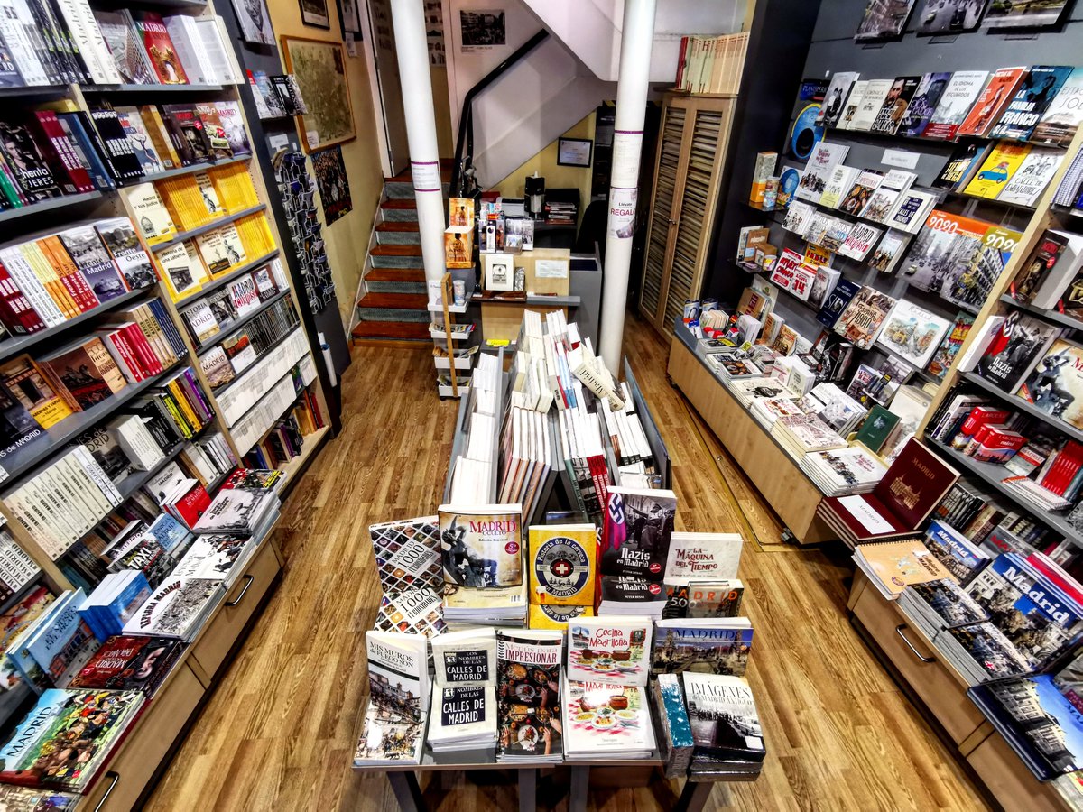 libreriasmadrid's tweet photo. Hemos perdido a un gran compañero. 🖤📚
Miguel Tébar supo ver lo importante que era ofrecer a los lectores todo lo que se publicaba sobre Madrid. Y, no contento con eso, editó sus propios libros, sobre la ciudad y la región.
Un abrazo para toda su familia y amigos. 
#DEP https://t.co/WzEhitan89