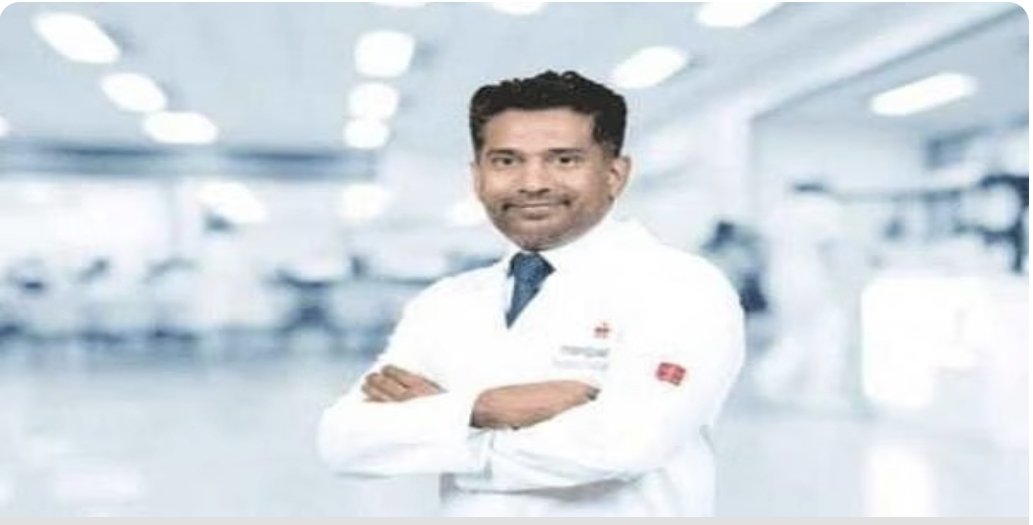DrKSVarma's tweet photo. ఈయన పేరు డాక్టర్ గోవింద్ నందకుమార్.బెంగుళూర్ లో హాస్పిటల్లో ఎమర్జెన్సీ ఆపరేషన్ కు వెళ్ళవలసిన క్రమంలో ట్రాఫిక్ లో చిక్కుకొన్నాడు.సమయం మించిపోతోంది.అంతే కారు డ్రైవర్ కు అప్పచెప్పి మూడు కిలోమీటర్ల దూరం పరిగెత్తుకుంటూ వెళ��ళి సమయానికి చేరుకుని సర్జరీ చేయగలిగాడు.హేట్సాఫ్ టు హిమ్.👏👏👏 https://t.co/dwIe0JtQav