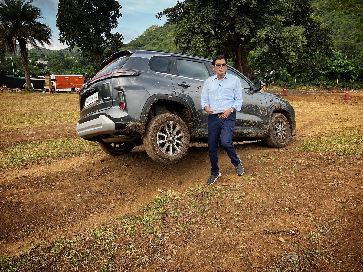 sidpatankar's tweet photo. Who said drives and testing cars has to always be serious. Thoda goofing off toh chalta hain, no?
SVP
#GrandVitara #MarutiSuzuki #SmartHybrid #udaipur #offroadtrack #AWD #allgrip #articulation #stupidpose #piecetocamera #boringgrey #mildhybrid #compactSUV ##ruleeveryroad https://t.co/i88fVnaM5U