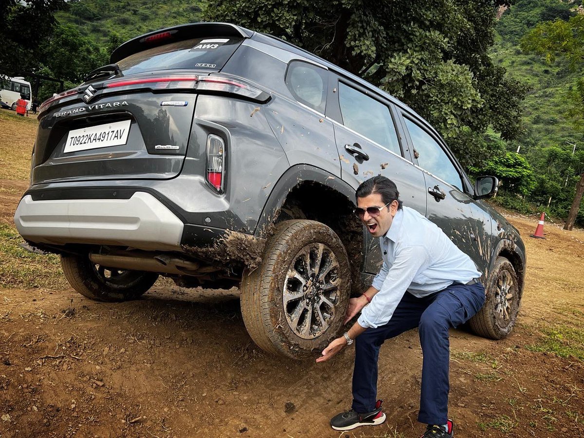 sidpatankar's tweet photo. Who said drives and testing cars has to always be serious. Thoda goofing off toh chalta hain, no?
SVP
#GrandVitara #MarutiSuzuki #SmartHybrid #udaipur #offroadtrack #AWD #allgrip #articulation #stupidpose #piecetocamera #boringgrey #mildhybrid #compactSUV ##ruleeveryroad https://t.co/i88fVnaM5U
