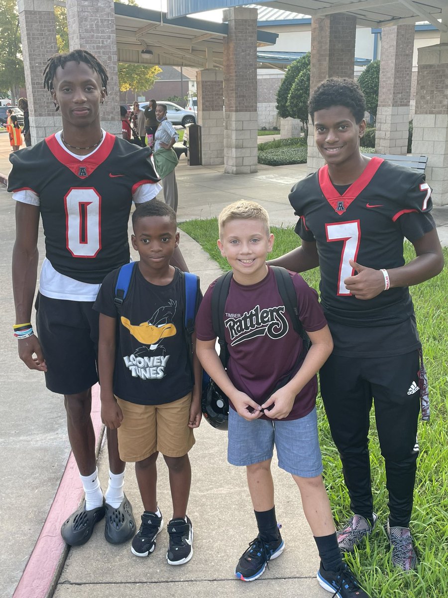 CoachSmith_79's tweet photo. Always a great start to the week when you make an impact on the younger generation! @AHSDawgFootball players helping welcome Oyster Creek Elementary kids to school this morning!! https://t.co/4YuGbQ5xmF