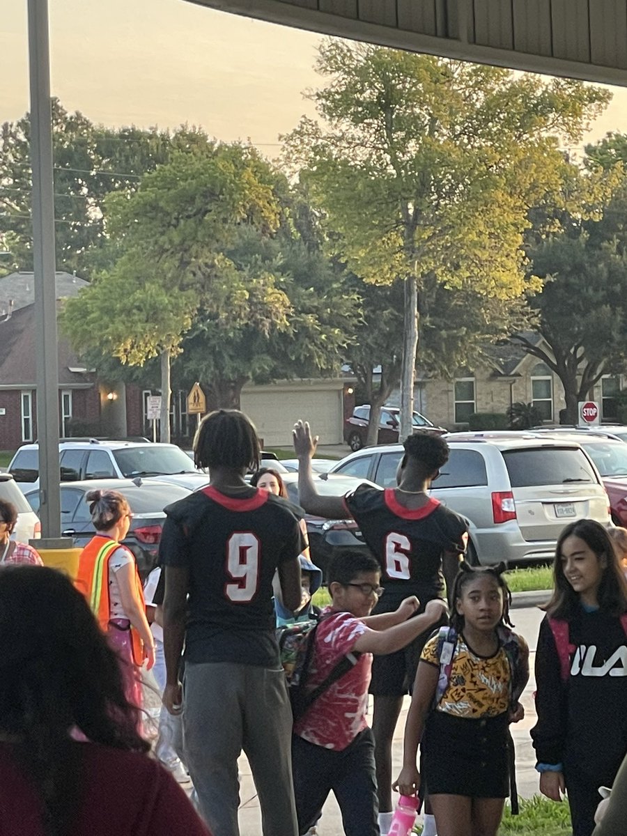 Always a great start to the week when you make an impact on the younger generation! @AHSDawgFootball players helping welcome Oyster Creek Elementary kids to school this morning!!