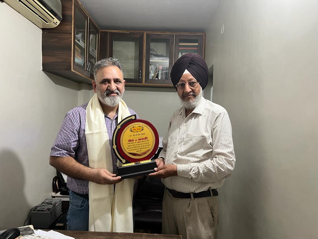 SDS_PTA's tweet photo. On Successful Completion of 18 years of
'Soch Di Shakti' Magazine
S. Daljit Singh Arora honored to Gurdev Singh (M.D WJ's Group), Robin Gupta (Cleopatra Patiala), Dr. Atul Kakkar (Kakkar Eye Hospital), 
Dr. BPS Dhillon (Dhillon Diagnostics).

#magazine #sochdishakti https://t.co/KIRUl1jQkS