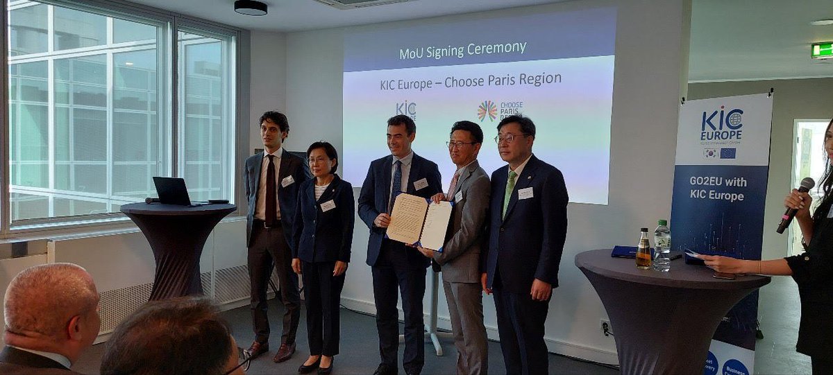 KorAmbDE's tweet photo. @KIC_Europe wurde 2014 gegründet, um Netzwerke in Forschung und Innovation zwischen 🇪🇺🇰🇷 aufzubauen. Zum 5. Jubiläum in Berlin wünsche ich dem Center weiterhin, das enorme Kooperationspotenzial zwischen 🇩🇪🇰🇷 im Innovationsbereich ausschöpfen zu können. Herzlichen Glückwunsch!👍 https://t.co/PuyoRr4wwd