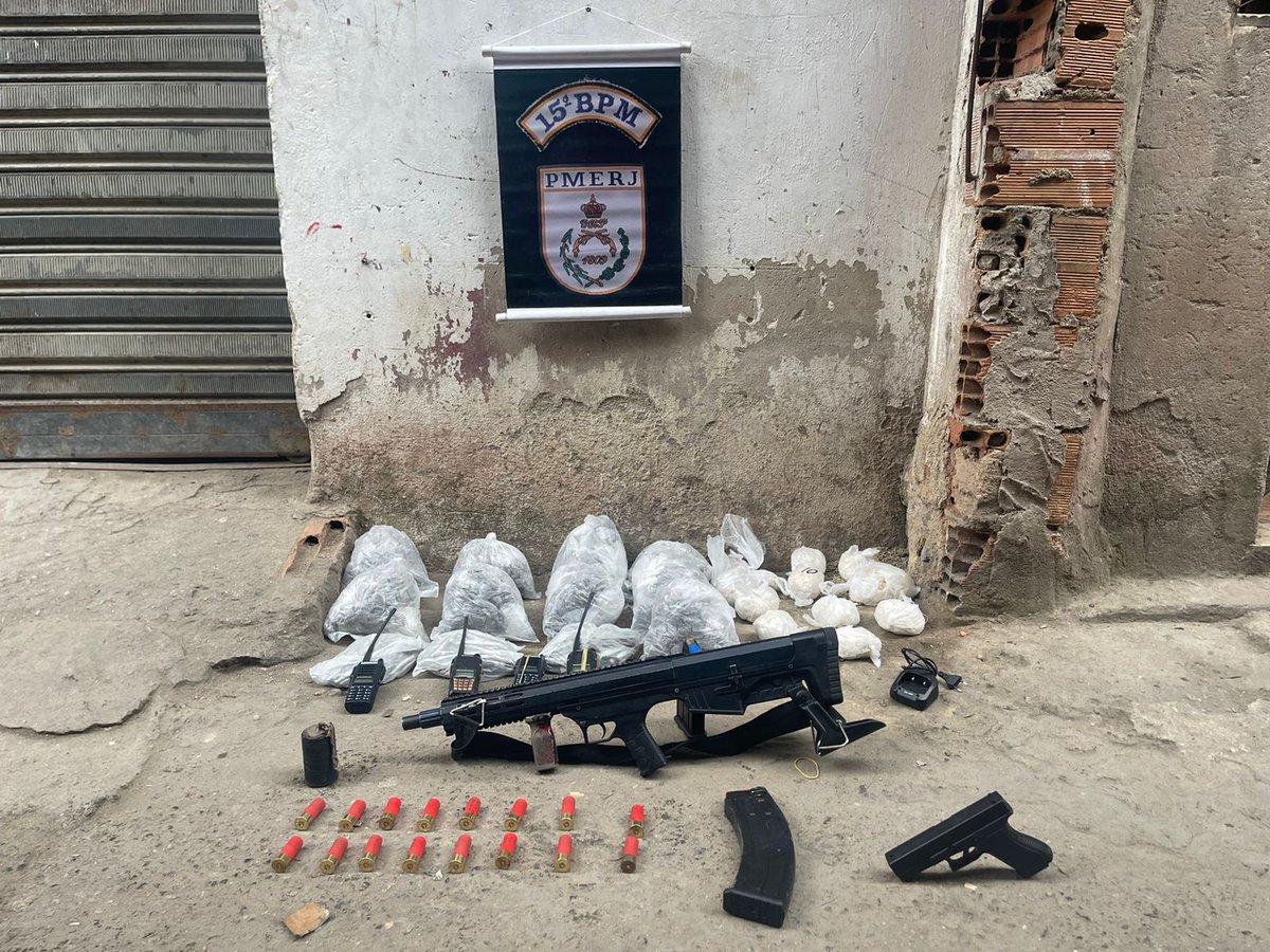 PMERJ's tweet photo. Espingarda, granada, simulacro e drogas são apreendidos e dois criminosos são presos em operação do #15BPM na Comunidade do Lixão, #DuquedeCaxias, #BaixadaFluminense. https://t.co/8fMOtGfBYT