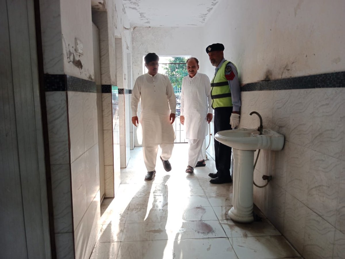 DCGRW's tweet photo. Secretary DRTA visited GBS Gujranwala, held meeting with Transporters, inspected various parts of terminal regarding dengue surveillance.
#DenguePrevention
#KeepYourEnvironmentClean
#Gujranwala
@GovtofPunjabPK
@CS_Punjab
@PSHDept
@CommissionerGu3 https://t.co/vB2SCUd9x1