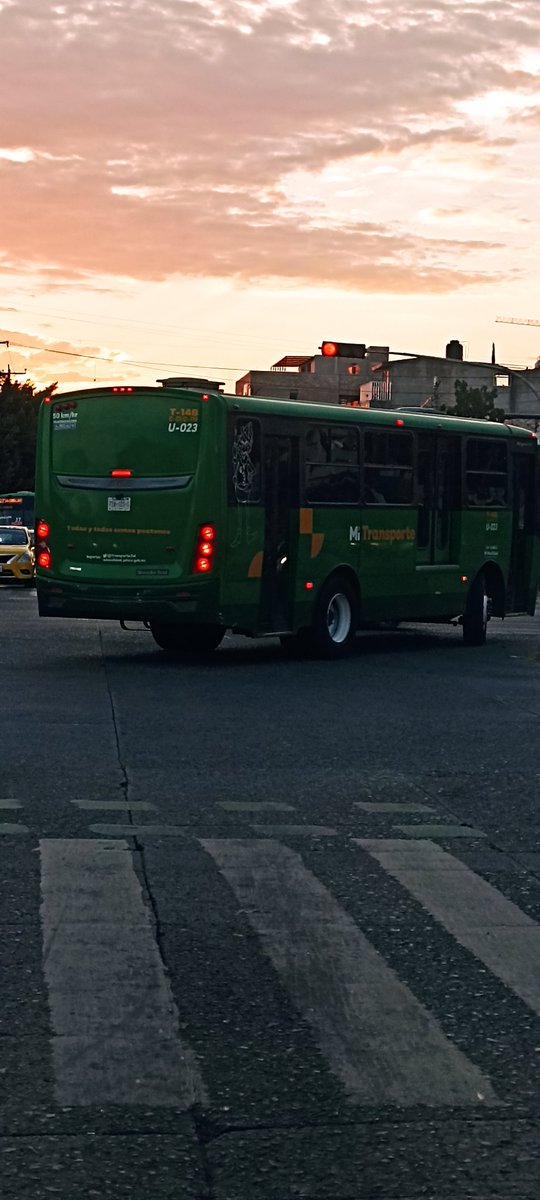 QuejosoSocial's tweet photo. @TransporteJal @JaliscoVial tranporte público dando vuelta por lugar no permitido y pasándose el semáforo en rojo. T-14B U-023 Av federalismo cruce con Av de los maestros https://t.co/zouaT2Ms4U