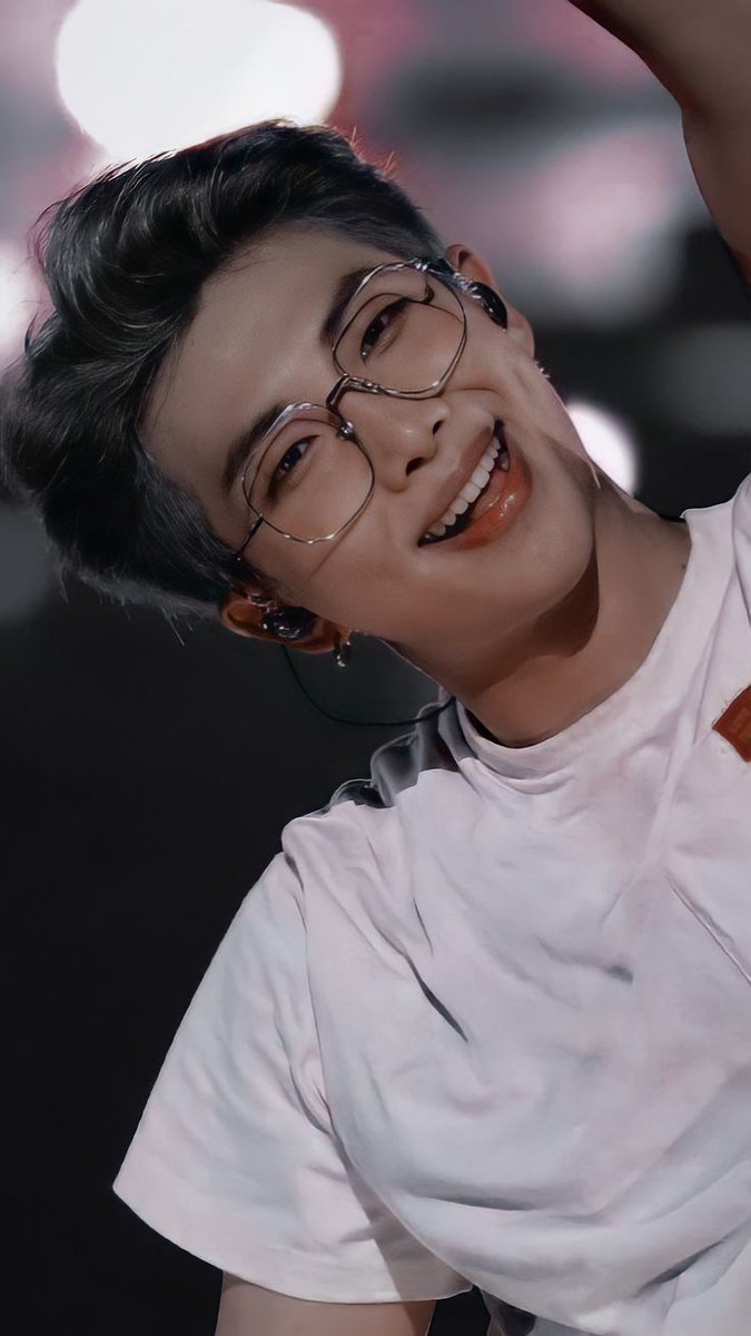 Feliz cumpleaños al líder de BTS , el hombre más guapo del mundo 🌎 , al hombre que ayudo a muchas Armys a superarse a si mismas 💜. Al que nos brinda la palabra self-love  🫶🏻. Eres la persona más armada de este mundo 🫰🏻👑. 
#HappyBirthdayNamjoon #KimNamjoon