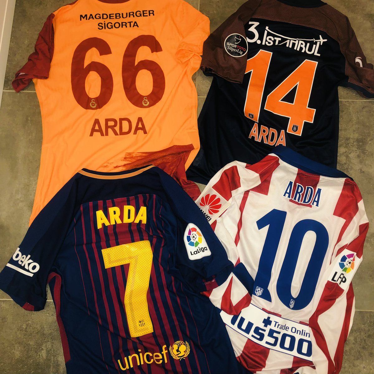 Bizimle birlikte büyüyen, Galatasaray sevgimizi sahaya yansıtmaktan hiçbir zaman çekinmeyen Arda Turan, futbolu bıraktığını açıkladı. Geriye baktığında gurur duyacağı bir kariyer ile birlikte. 

Baştan sonra yetişkin olarak takip ettiğim kariyerine dair aklımda kalanlar;