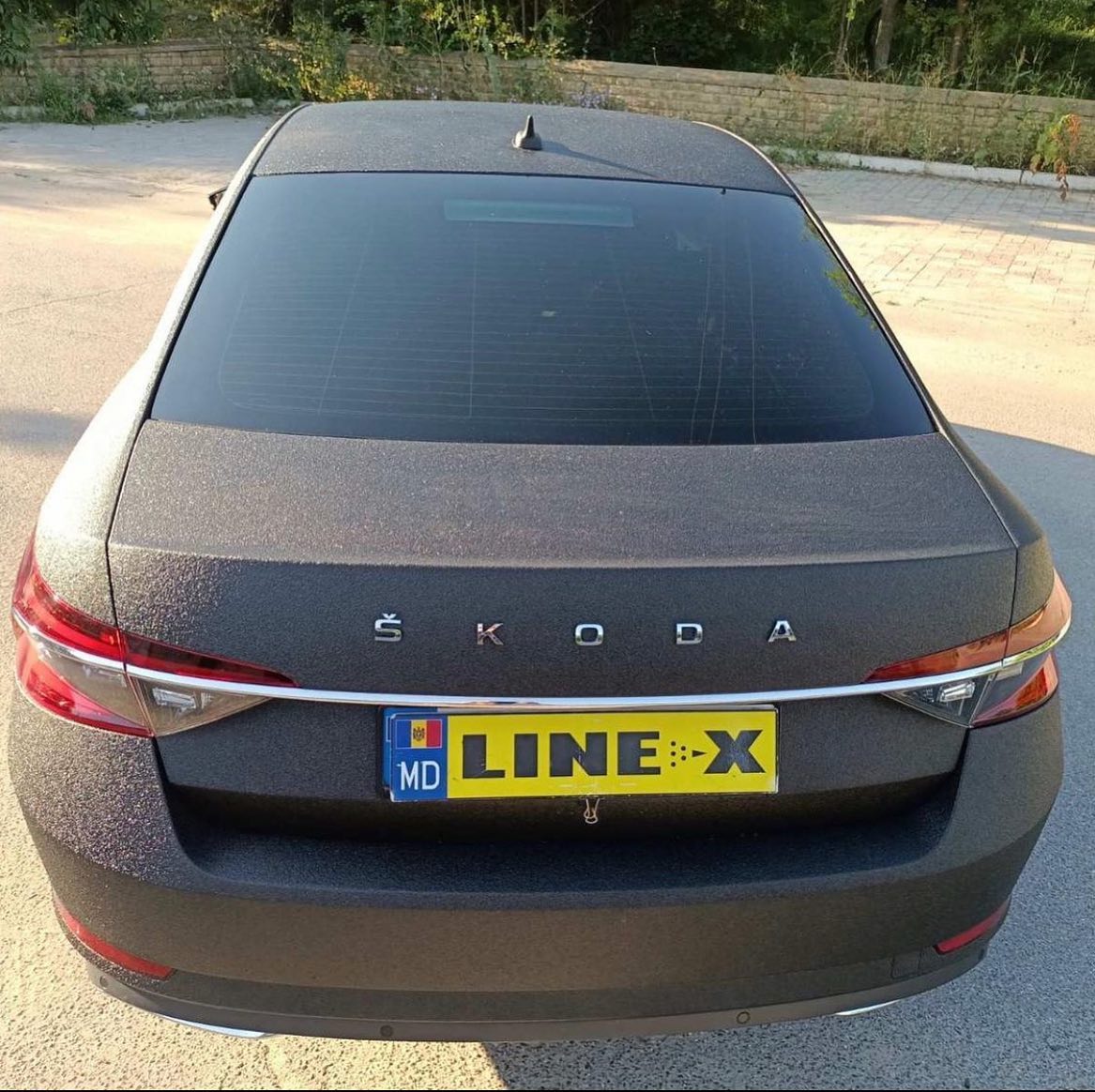 Linexukraina's tweet photo. Line-X – лише для позашляховиків? Що за дурниця? Подивіться на цю чудову аплікацію від наших колег із Молдови. Седан Skoda Octavia виглядає в чорній полімерній броні просто чудово, Line-X з мінімально можливою шагренню вигідно підкреслює всі динамічні… https://t.co/UzhVbnRYnX https://t.co/Oz4hIDdkXk
