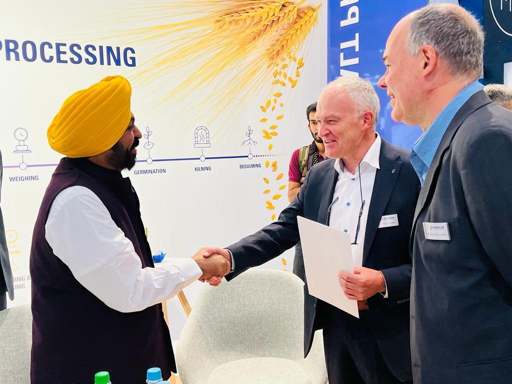 BhagwantMann's tweet image. जर्मनी में अंतर्राष्ट्रीय trade fair में हिस्सा लिया.. पंजाब में निवेश के लिए कंपनियों ने अपना भरोसा जताया। जल्द पंजाब एक बड़े व्यापार केंद्र के रूप में उभरेगा...इन कंपनियों के साथ बैठक हुई...
 ZEPPELIN 
BUEHLER
PRO MINENT
DONALDSON
IGUS
CIPRIANI HARRISON VALVES
PENTAIR